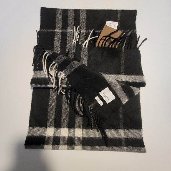 BURBERRY NWT Check  100% CASHMERE Scarf. - Picture 13 of 16